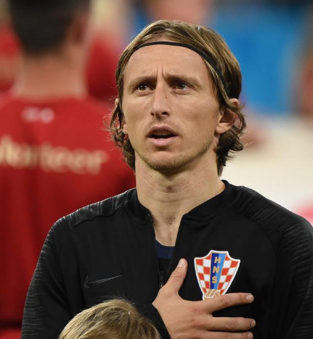 53岁齐达内夜游上海，与大妈踢毽子几分钟融入氛围，展现顶级球商