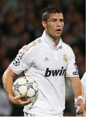 C罗一家海边度假，乔治娜晒比基尼展示性感身材